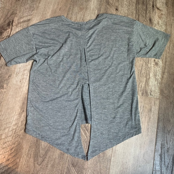 Gap fit striped t shirt stretchy open back grey size small - Picture 5 of 5